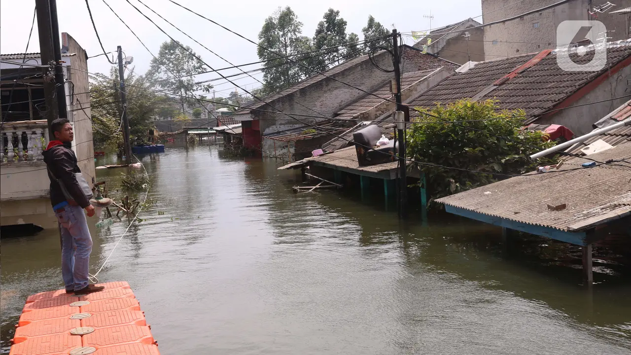Banjir Setinggi 2,5 Meter di Perumahan Periuk Damai Tangerang Belum Surut