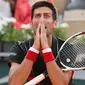 Reaksi petenis Serbia, Novak Djokovic saat melawan petenis Italia Marco Cecchinato pada perempatfinal Prancis Terbuka 2018 di stadion Roland Garros, Selasa (5/6). Djokovic dikalahkan petenis non-unggulan dalam duel empat set. (AP/Christophe Ena)