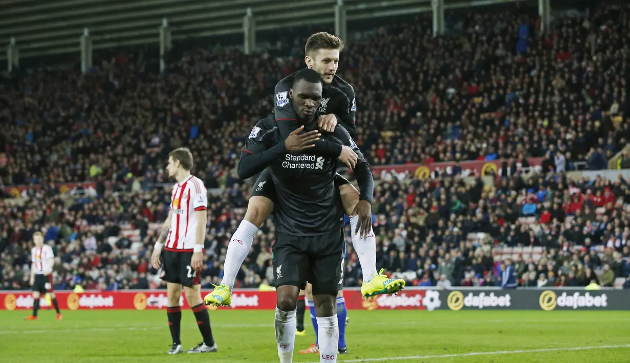 Pemain Liverpool, Christian Benteke merayakan gol bersama Adam Lalana saat bertandang ke markas Sunderland pada lanjutan Liga Premier Inggris di Stadion Light, Inggris, Kamis (31/12/31) dini hari WIB. (Reuters/Andrew Yates)