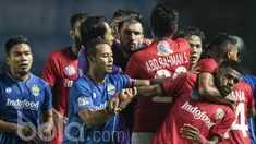 Gelandang Bali United, Yabes Roni, dikejar kapten Persib Bandung, Atep, saat laga uji coba di Stadion GBLA Bandung, Jawa Barat, Sabtu (8/4/2017). Yabes Roni dikejar karena menendang bola ke arah Michael Essien. (Bola.com/Vitalis Yogi Trisna)