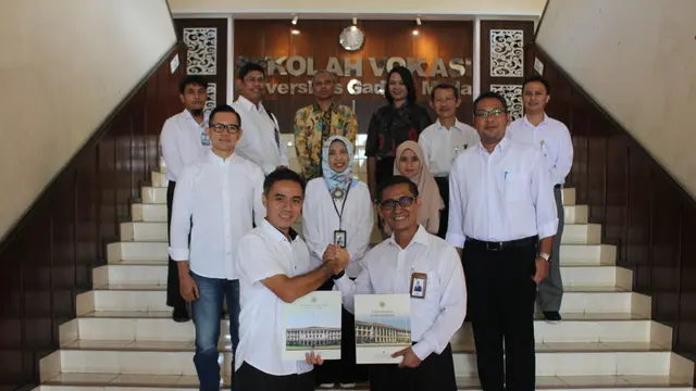 Kerja sama SV UGM dan PLN. Dekan SV UGM Wikan Sakarinto (kiri) dan Executive Vice President Talent Development PT PLN Karyawan Aji (kanan)