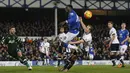  Pemain Everton, Romelu Lukaku berebut bola dengan pemain Tottenham, Harry Kane pada lanjutan Liga Premier Inggris di Stadion Goodison Park, Liverpool, Senin(4/1/2016) dini hari WIB.  (Reuters/Andrew Yates)