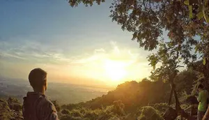 Seorang pendaki berada di Gunung Pinang yang berlokasi di Serang Banten. (Dok: IG&nbsp;@jehanrsepwiena&nbsp;https://www.instagram.com/p/BUN6morjd1Y/?igsh=MTRqcWxpbms3dDZoMA%3D%3D)