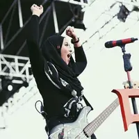 Chua Kotak mengenakan hijab saat manggung di Aceh (Instagram/@chuakotak)