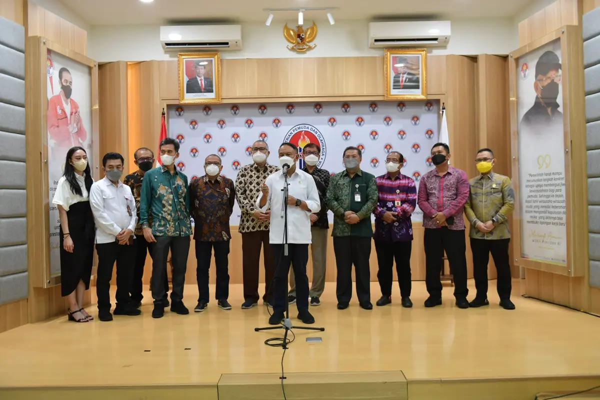 Menpora bersama jajaran pegawai Kemenpora usai meraih hat-trick WTP