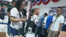 Biro Kepabeanan Filipina menunjukkan kura-kura yang ditemukan dilakban dalam koper pada konferensi pers di bandara Manila, 4 Maret 2019. Kura-kura yang masih hidup itu diperkirakan senilai 4,5 juta peso atau setara Rp 1,2 miliar (HO/BUREAU OF CUSTOMS/AFP)
