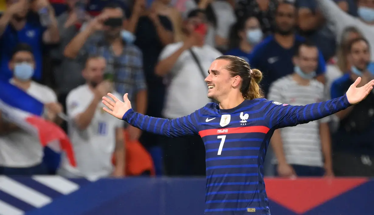 Nama terakhir ada Antoine Griezmann. Jumlah gol, assist, dan pertandingan Grierzmann sama persis dengan Erling Haaland. Sehingga keduanya layak menjadi pencetak gol terbanyak ketujuh kualifikasi Piala Dunia 2022 zona Eropa hingga pekan ini. (Foto: AFP/Franck Fife)