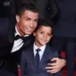 Pemain Real Madrid, Cristiano Ronaldo (kiri) berpose dengan sang putra, Cristiano Ronaldo Jr, pada pemutaran perdana film dokumenter berjudul 'Ronaldo' di Leicester Square, London, Senin (9/11/2015) malam waktu setempat. (EPA/Facundo Arrizabalaga)