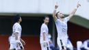 Striker Bali United, Ilija Spasojevic (kanan), melakukan selebrasi usai mencetak gol ke gawang Persita Tangerang dalam laga matchday ke-3 Grup D Piala Menpora 2021 di Stadion Maguwoharjo, Sleman, Jumat (2/4/2021). (Bola.com/M Iqbal Ichsan)