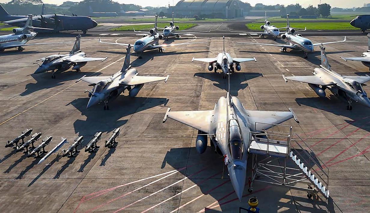Foto udara memperlihatkan deretan pesawat tempur Rafale, Falcon 8X dan pesawat kargo Airbus A400M MRTT berderet di Pangkalan Udara (Lanud) Halim Perdanakusuma, Jakarta, Senin (18/5/2026). (Biro Pers Sekretariat Presiden)
