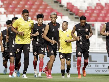 Pemain Persija Jakarta melakukan pemanasan saat sesi latihan di SUGBK, Jakarta, Jumat (2/8). Jelang menghadapi Arema FC, Macan Kemayoran gelar latihan tertutup. (Bola.com/YoppyRenato)