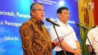 Gubernur BI Perry Warjiyo (kiri) memberi keterangan terkait target devisa pariwisata, Jakarta, Senin (18/3). Pemerintah dan BI menyepakati 6 langkah strategis mendorong penerimaan devisa pariwisata 2019. (Liputan6.com/Angga Yuniar)