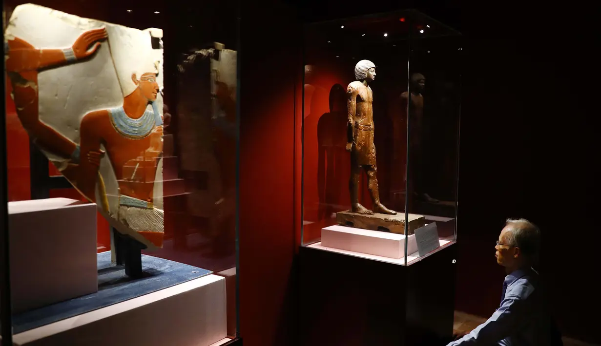 Seorang pria mengunjungi Museum Hurghada di Hurghada, Mesir, Sabtu (29/2/2020). Mesir mengumumkan peresmian Museum Hurghada untuk meningkatkan pariwisata budaya di Provinsi Laut Merah. (Xinhua/Ahmed Gomaa)
