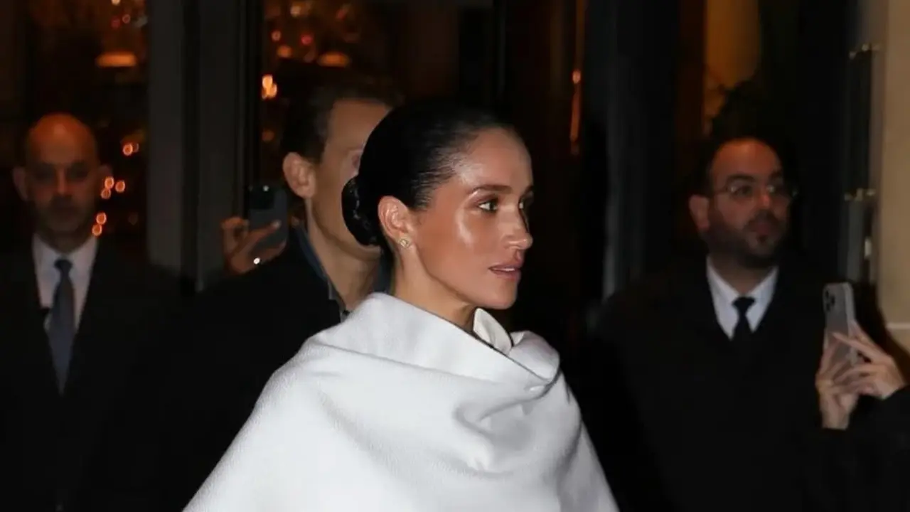Debut Meghan Markle di Paris Fashion Week, Tampilan Polosan dengan All White dan Nyaris Tanpa Makeup