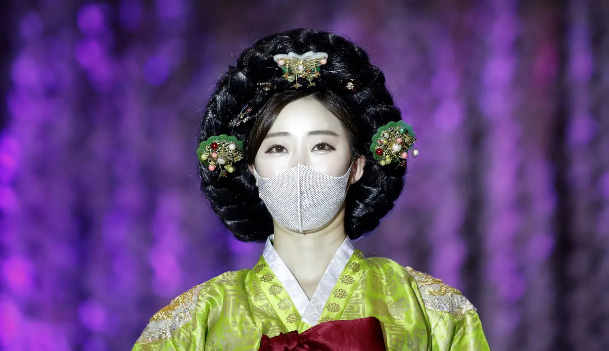 Model mengenakan masker dalam peragaan busana di Seoul, Korea Selatan, Jumat (24/7/2020). Peragaan busana ini digelar di tengah pandemi COVID-19 yang melanda dunia. (AP Photo/Lee Jin-man)