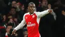 Penyerang Arsenal, Joel Campbell melakukan selebrasi usai mencetak gol kegawang Swansea City pada lanjutan liga Inggris di Stadion Emirates (2/3). Swansea menang atas Arsenal dengan skor 2-1. (Reuters/John Sibley)