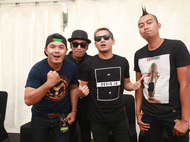 Lirik Lagu Mawar Hitam Tipe X Ragam Bola Com