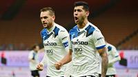 Pemain Atalanta, Cristian Romero, melakukan selebrasi usai mencetak gol ke gawang AC Milan pada laga Liga Italia di Stadion San Siro, Sabtu (23/1/2021). AC Milan takluk dengan skor 0-3. (AFP/Miguel Medina)