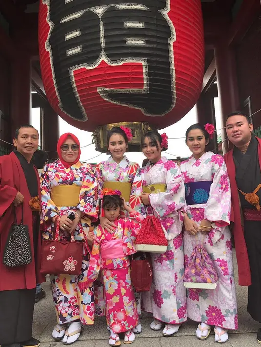 Menghabiskan waktu dengan mengunjungi berbagai tempat wisata serta mencicipi makanan khas di sana. Sepulangnya ke Indonesia, Ayu pun menceritakan berbagai hal yang dilakukannya di sana. (Instagram/ayutingting92)