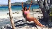 Kim Kardashian dibaluti bikini merah muda dekat pantai. (dok.Instagram/@kimkardashian/https://www.instagram.com/p/Bpcgb-Pn8kP/?taken-by=kimkardashian/Putu Elmira)