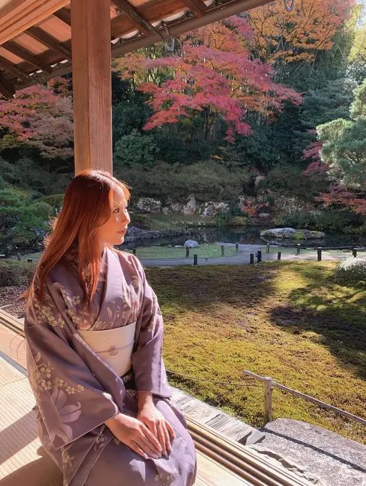 Nadin Amizah terlihat menikmati musim dingin di Jepang dengan cosplay jadi warga lokal [@cakecaine]