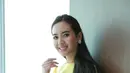 Film ‘Single’ menampilkan Puteri Indonesia 2014, Elvira Devinamira yang baru pertama kali menekuni akting di layar lebar. Wanita yang biasanya tampil layaknya putri ini menampilkan sisi kemampuannya yang lain. (Galih W. Satria/Bintang.com)