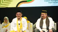 Ketum DPP Partai Golkar Airlangga Hartarto (kanan) bersama Ketua DPD Partai Golkar Jawa Barat Ace Hasan Syadzily pada acara Golkar Bershalawat di Lapangan Si Jalak Harupat, Kabupaten Bandung Barat. (Foto: Tim Media Golkar)