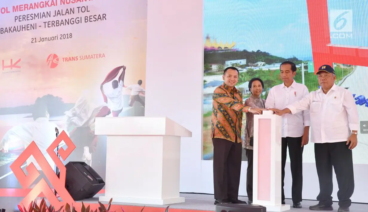 Presiden Jokowi (dua kanan) bersama Menteri PUPR Basuki Hadimuljono (kanan), Menteri BUMN Rini Sormarno (dua kiri), dan Gubernur Lampung Muhammad Ridho (kiri) meresmikan Tol Bakauheni, Lampung, Minggu (21/1). (Liputan6.com/Pool/Biro Setpres)