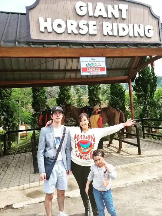 <p>Darren Sterling merupakan anak dari Steve Emmanuel dan Andi Soraya. Selama 11 tahun bersama, mereka mempunyai anak yang bernama Darren Sterling. [Foto: Instagram/andisorayabeatrix]</p>