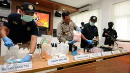 Kepala Biro Penmas Mabes Polri Kombes Pol Rikwanto (tengah) melihat barang bukti bahan racikan bom di Jakarta, Jumat (25/11). Tim Densus 88 Mabes Polri menahan satu orang terduga teroris berikut bahan racikan bom. (Liputan6.com/Helmi Fithriansyah)