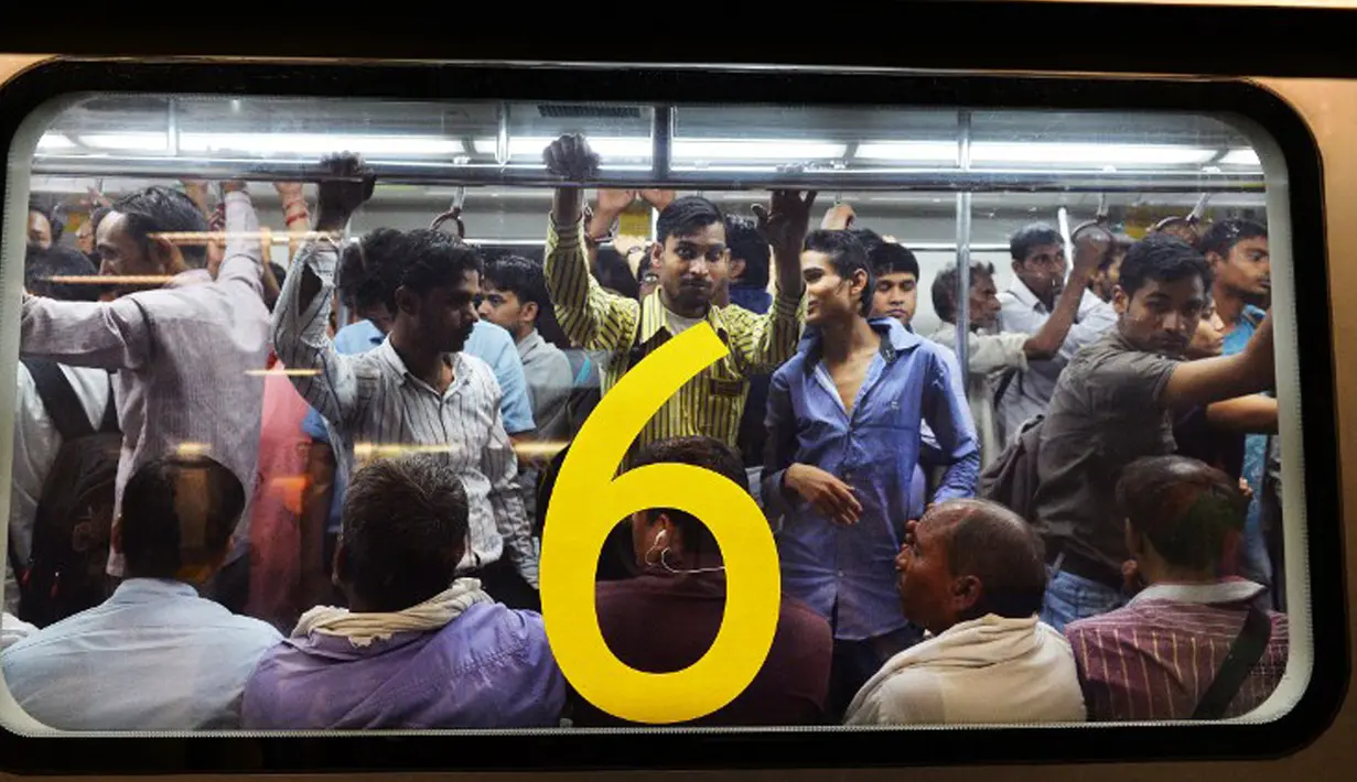 Penumpang menunggu di dalam kereta di sebuah stasiun di New Delhi, 11 Juli 2014. Sebuah penelitian baru dari PBB memprediksi bahwa India akan melampaui China sebagai negara dengan penduduk terbanyak pada tahun 2022. (AFP PHOTO/ ARINDAM DEY)