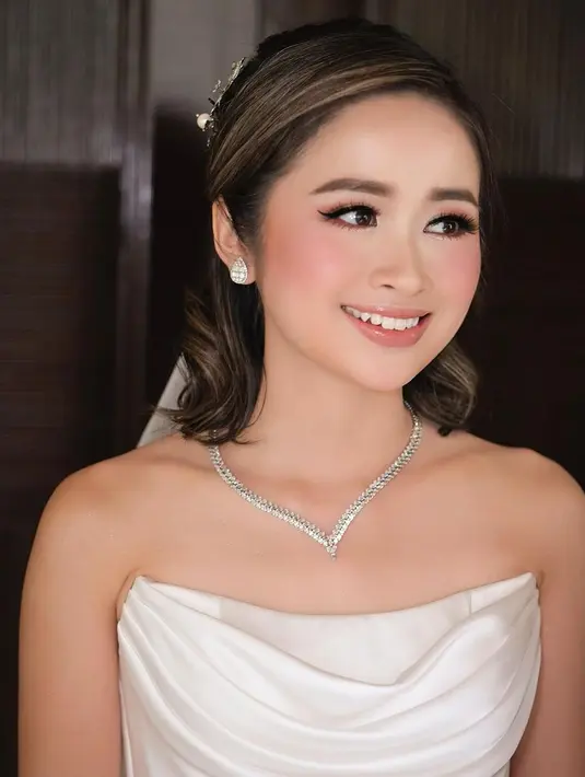 Ditambah sentuhan lip gloss untuk memberi kesan bibir yang sehat dan plumpy. [Instagram/victoria_makeupatelier]