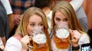 Dua gadis cantik menikmati bir saat menghadiri pembukaan Oktoberfest ke-183 di Munich, Jerman, Sabtu (17/9). Wanita-wanita cantik ini berpesta-pora dengan meminum bir selama pembukaan Oktoberfest. (REUTERS/Michaela Rehle)