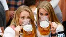 Dua gadis cantik menikmati bir saat menghadiri pembukaan Oktoberfest ke-183 di Munich, Jerman, Sabtu (17/9). Wanita-wanita cantik ini berpesta-pora dengan meminum bir selama pembukaan Oktoberfest. (REUTERS/Michaela Rehle)