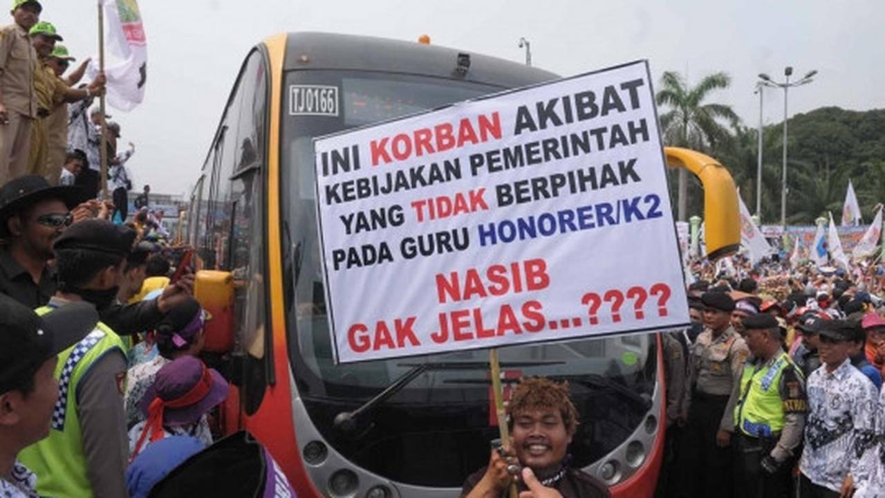 Tuntut jadi PNS, ribuan guru honorer banjiri Gedung DPR