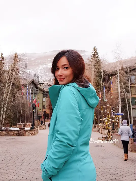 Asmirandah yang memiliki kulit putih berseri sangat cocok mengenakan jaket berwarna biru. Wajahnya semakin merona lantaran Asmirandah memoleskan lipstick berwarna merah di bibirnya. (Instagram/asmirandah89)