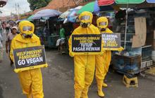 FOTO: Aktivis PETA Gelar Aksi di Jatinegara Tuntut Pasar Hewan Ditutup