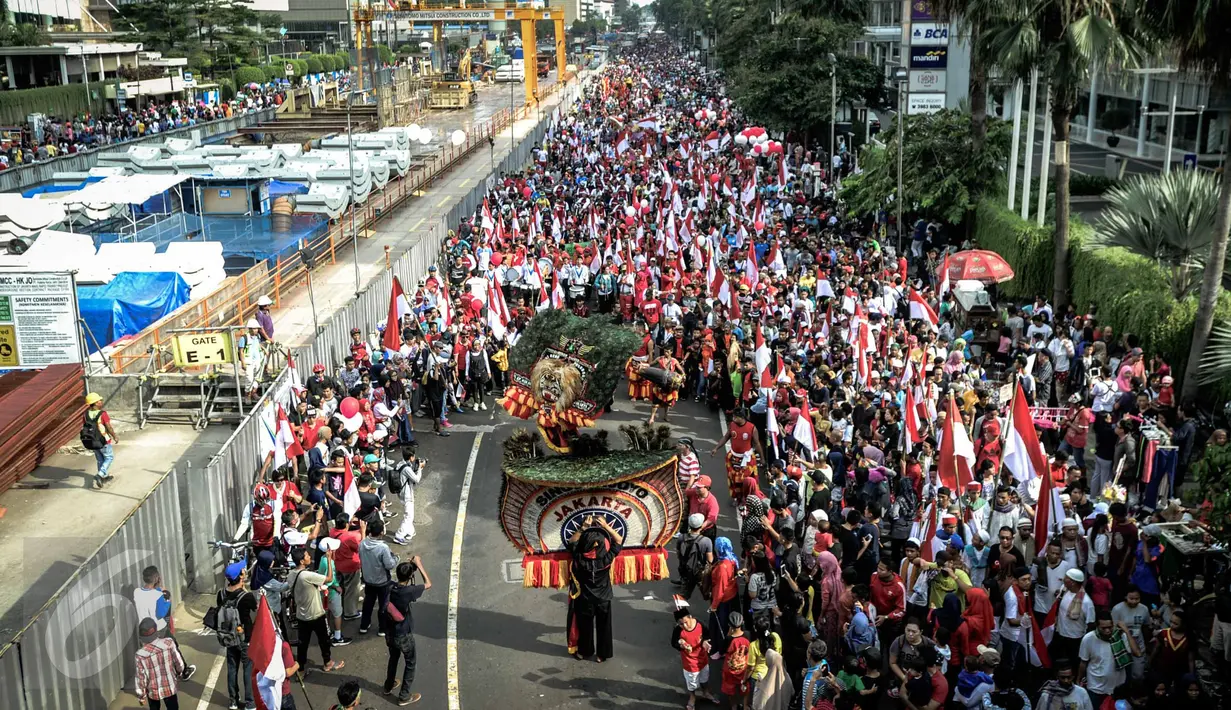 Atraksi Reog Ponorogo memeriahkan kegiatan Karnaval Cinta Budaya NKRI di MH Thamrin, Jakarta, Minggu (20/11). Karnaval ini bertujuan merawat dan menyiram perdamaian, toleransi, harmoni dan persaudaraan kebangsaan. (Liputan6.com/Faizal Fanani)