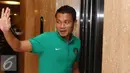 Pemain tengah Timnas Indonesia, Dedi Kusnandar bersiap naik lift saat berada di Hotel Yasmin, Tangerang, Senin (31/10). Timnas Indonesia akan melakoni laga AFF Cup 2016 pada pertengahan November mendatang. (Liputan6.com/Helmi Fithriansyah)
