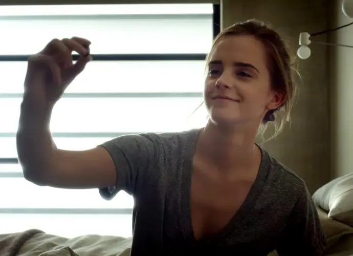 Teknologi buatan perusahaan Tom Hanks bahayakan Emma Watson di trailer The Circle. (Via: Aceshowbiz)
