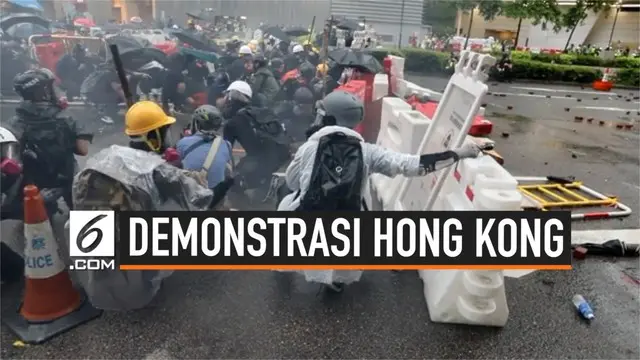 Demonstrasi di Hong Kong kembali ricuh. Sambil membawa payung, demonstran melempari petugas kepolisian dengan batu dan kayu.