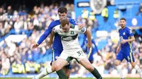 Pemain Plymouth Argyle, Luke Jephcott, mendapat adangan dari bek Chelsea, Andreas Christensen dalam pertandingan Piala FA di Stamford Bridge, Sabtu (5/2/2022) malam WIB. (AP Photo/Matt Dunham)