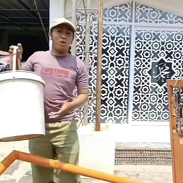 Yanto menjadi seorang pengangkut sampah, sumber TikTok: @huremariamm