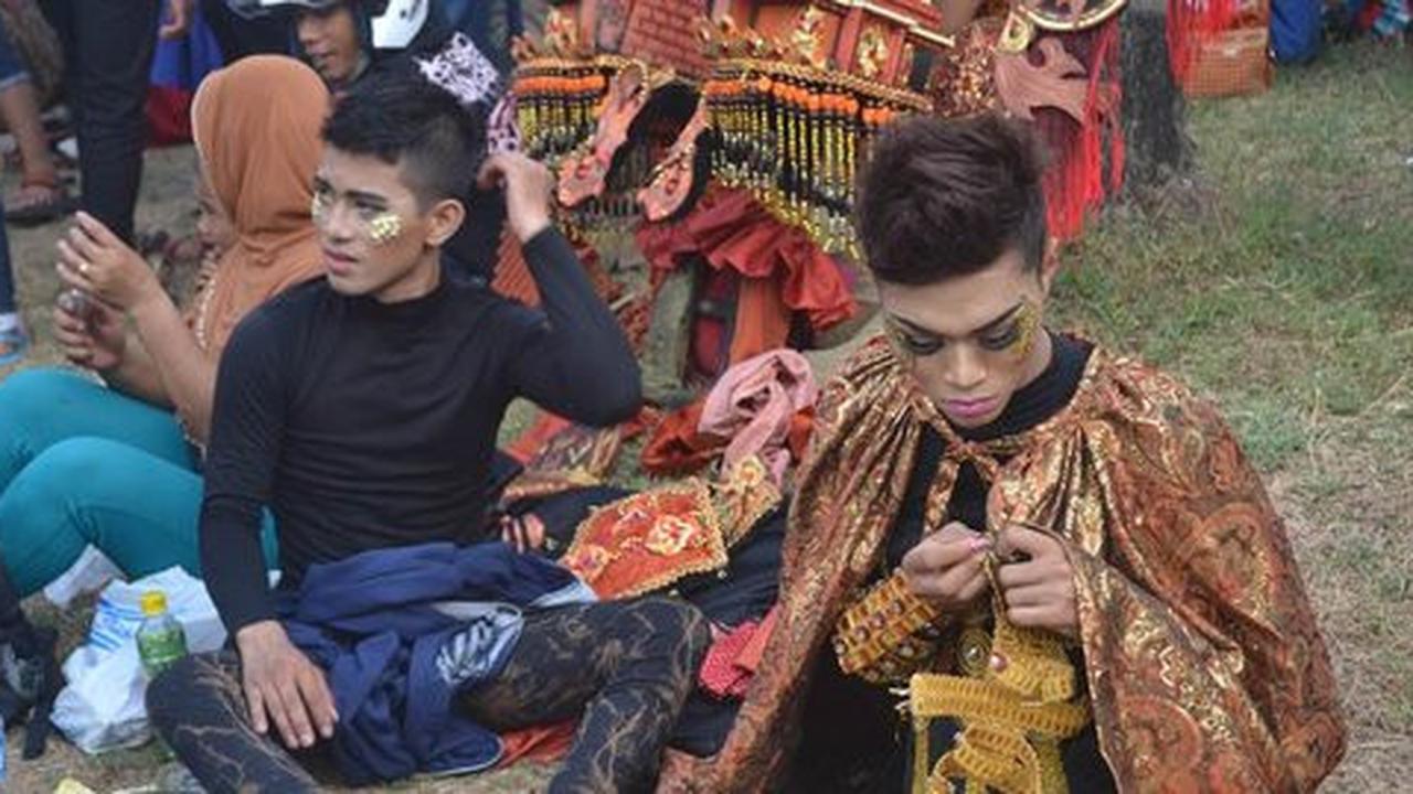 Kostum berat bikin peserta tumbang di tengah parade