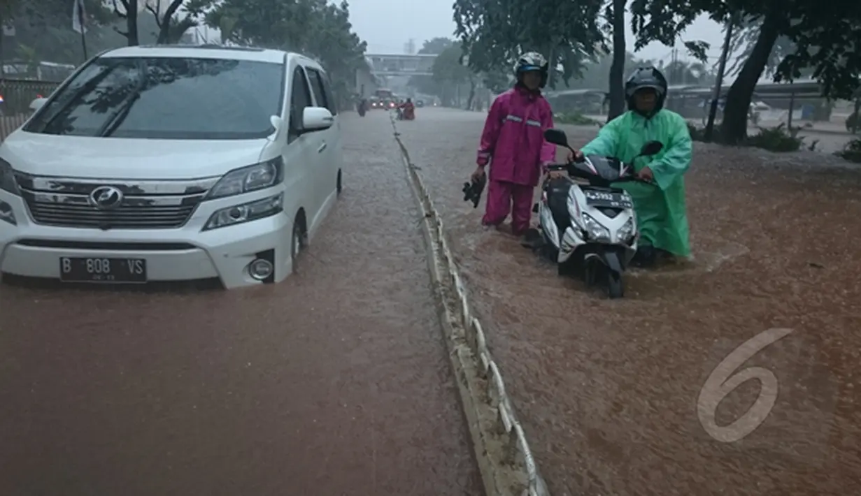 Sejumlah kendaraan mogok akibat nekat menerobos banjir yang menggenangi jalan Letjen Suprapto Cempaka Putih, Jakarta, Senin (9/2/2015). (Liputan6.com/Herman Zakharia)