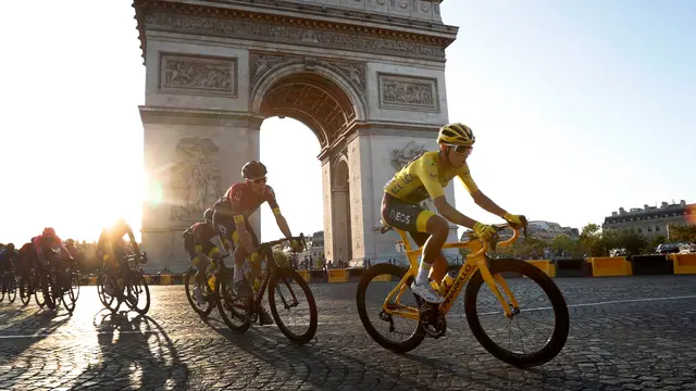 Pebalap Kolombia Egan Bernal Juarai Tour de France 2019