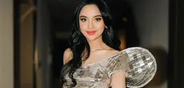 Penyanyi bersuara emas itu tampil bak bintang utama dengan balutan gaun berkilau yang memantulkan cahaya dari setiap sudut, menciptakan efek layaknya sebuah disco ball yang glamor dan futuristis. [@lyodraofficial].