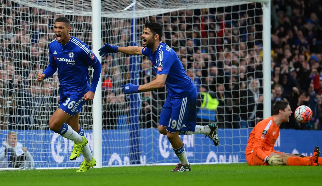 Pemain Chelsea, Ruben Loftus, merayakan gol ke gawang Scunthorpe United  bersama Diego Costa pada putaran ketiga Piala FA di Stadion Stamford Bridge, London, Minggu (10/1/2016). (AFP Photo/Glyn Kirk)