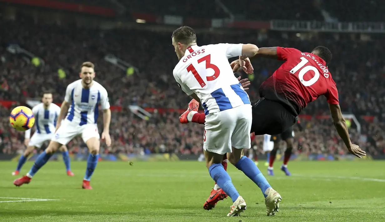 Striker Manchester United, Marcus Rashford, mencetak gol ke gawang Brighton and Hove Albion pada laga Premier League di Stadion Old Trafford, Sabtu (19/1). Manchester United menang 2-1 atas Brighton and Hove Albion. (AP/Martin Rickett)