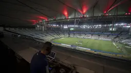 DJ Franklin Scheleger (29) memainkan suara dan lagu menyerupai gemuruh suporter selama pertandingan antara Fluminense dan Atletico Goianiense dalam babak lanjutan Kejuaraan Brasil di Stadion Maracana, Rio de Janeiro, Brasil, pada 2 September 2020. (AFP/Mauro Pimentel)